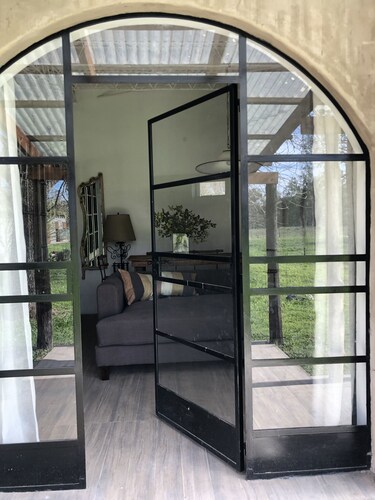 Vive el campo en esta relajante casa construida en un antiguo Haras de caballos