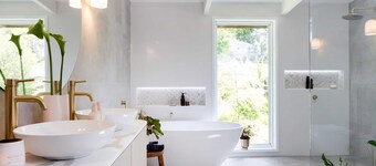 Tranquil farmhouse with sea view, dog friendly