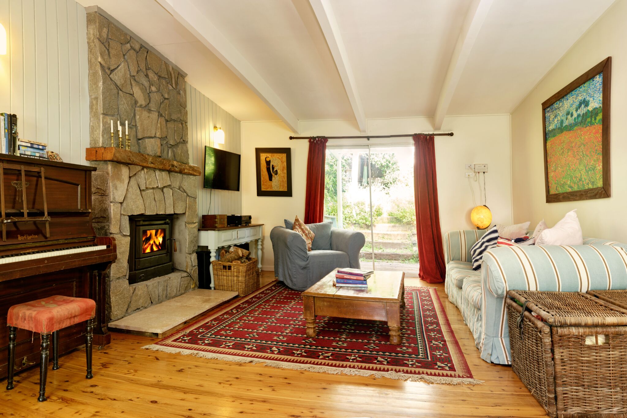 Smart TV, fireplace, books, stereo