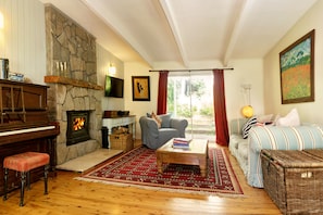 Smart TV, fireplace, books, stereo - Tranquil farmhouse with sea view, dog friendly (Termeil)
