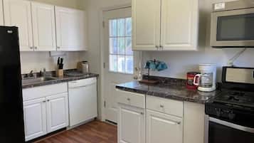 KĂŒhlschrank, Mikrowelle, Kochgeschirr/Geschirr/Besteck