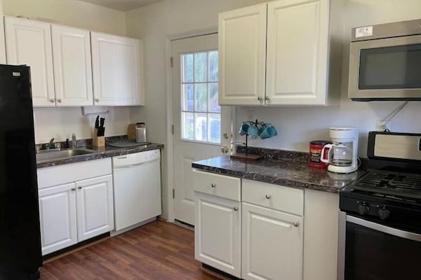 Køleskab, mikrobølgeovn, køkkentøj/tallerkener/redskaber