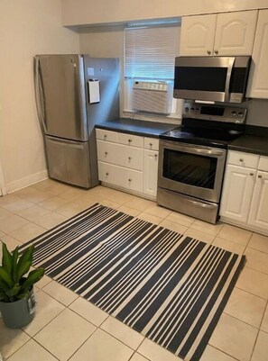 Fridge, microwave, oven, stovetop - Single Home 7 Min Walk To Pentagon City METRO&MALL (Arlington)