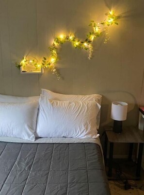 3 habitaciones, tabla de planchar con plancha y cuna de viaje 
