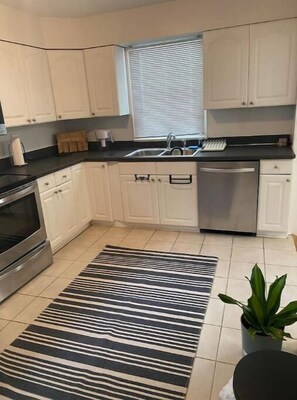 Fridge, microwave, oven, stovetop - Single Home 7 Min Walk To Pentagon City METRO&MALL (Arlington)