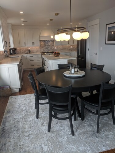 Oceanside 7 Bedroom Home, 7 Decks, Outstanding views! Sleeps 17