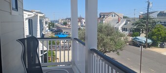 Oceanside 7 Bedroom Home, 7 Decks, Outstanding views! Sleeps 17
