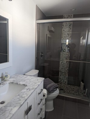 Haartrockner, Seife, Toilettenpapier