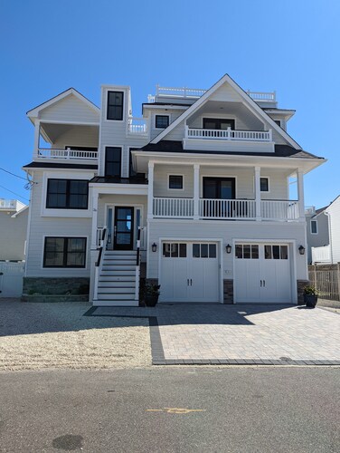 Oceanside 7 Bedroom Home, 7 Decks, Outstanding views! Sleeps 17