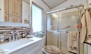 Hair dryer, towels, shampoo, toilet paper