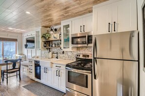 Private kitchen - LOCATION -Full Kitchen, Ski In, Blocks From Main Street, Private Patio, Pet Free (Breckenridge)