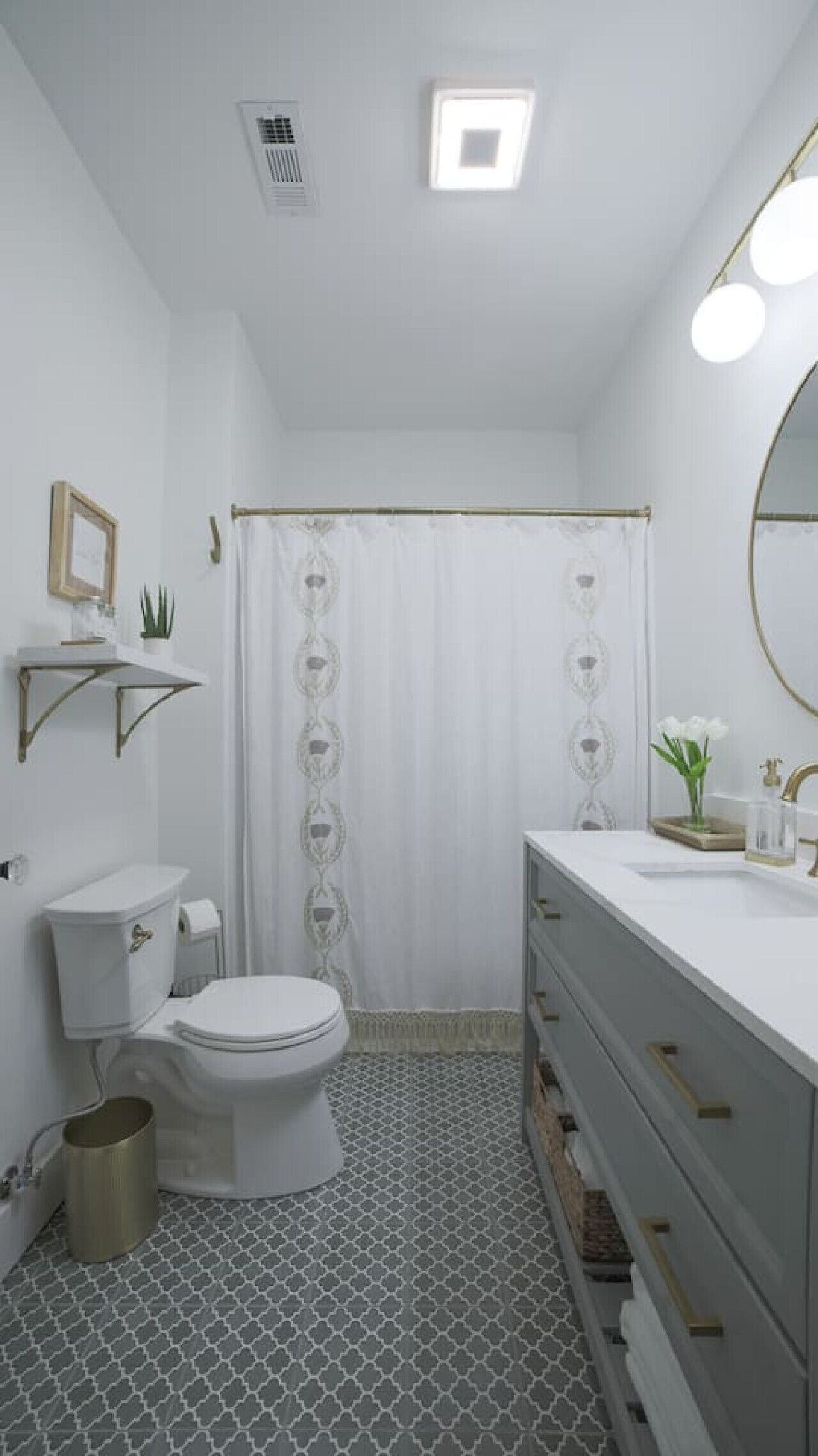 Een badkamer met toilet, wastafel en douchegordijn.