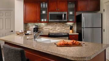 Een koelkast, een magnetron, een oven, een kookplaat