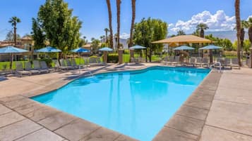 Lämmitetty uima-allas