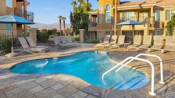 Lämmitetty uima-allas