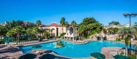 حمّام سباحة مُدفَّأ