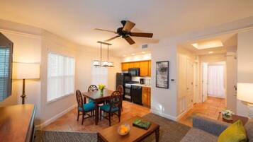 Een smart-tv, een open haard, videogames en een dvd-speler