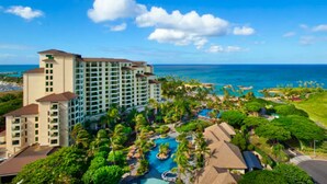 Ein Resort mit einem großen Gebäude, mehreren Pools und Blick auf den Ozean.