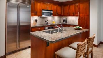 冷蔵庫、電子レンジ、オーブン、コンロ