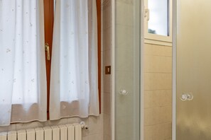 Shower, hair dryer, bidet, towels - Canale View Apt - S. Agostino (Venezia)