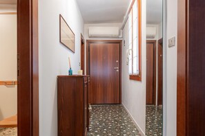 Interior - Canale View Apt - S. Agostino (Venezia)