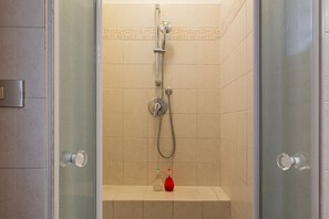 Dusche, Haartrockner, Bidet, Handtücher