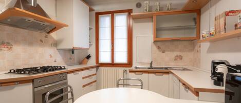 Piano cottura, lavastoviglie, tavolo da pranzo