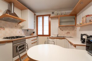 Spishäll, diskmaskin och matbord