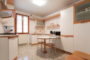 Oven, stovetop, dishwasher, electric kettle - Canale View Apt - S. Agostino (Venezia)