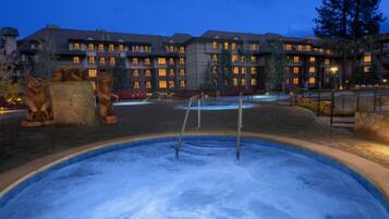 Een binnenzwembad, een verwarmd zwembad