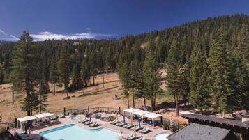 Een binnenzwembad en een verwarmd zwembad