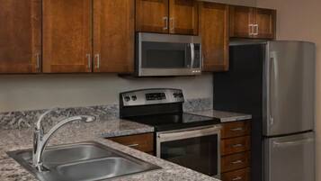 Mikroaaltouuni, kahvin-/teenkeitin