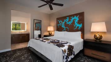 1 habitación, escritorio, tabla de planchar con plancha y cuna de viaje