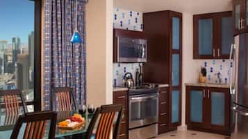 Køleskab, mikrobølgeovn, ovn, kogeplade