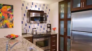 Jääkaappi, mikroaaltouuni, uuni, liesi