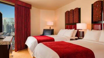 1 soverom, skrivebord, strykejern/-brett og reiseseng for barn