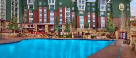 Lämmitetty uima-allas