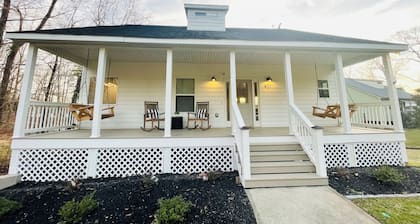 Family Friendly Lakefront Cottage/ Home Theatre/ Bunk room