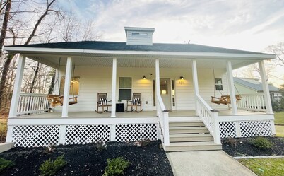 Family Friendly Lakefront Cottage/ Home Theatre/ Bunk room