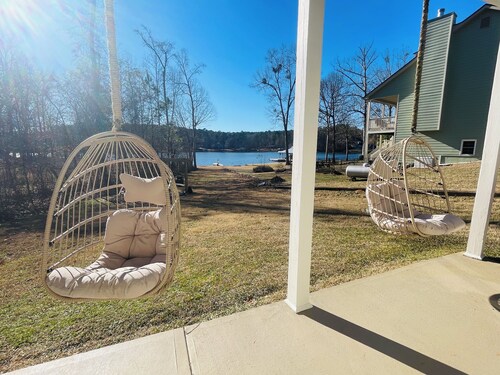 Family Friendly Lakefront Cottage/ Home Theatre/ Bunk room
