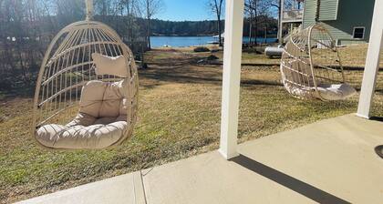 Family Friendly Lakefront Cottage/ Home Theatre/ Bunk room