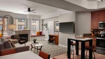 Smart TV, videogiochi, lettore DVD, tavolo da calcetto