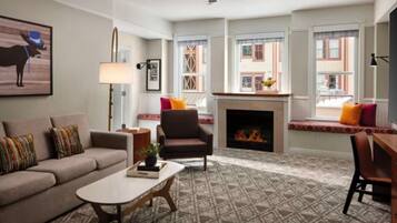 Smart-tv, videospelletjes, een dvd-speler en tafelvoetbal