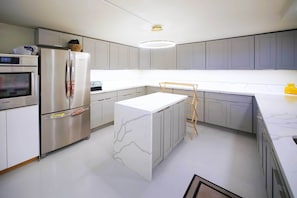 Refrigerador, microondas, parrilla de estufa y lavavajillas