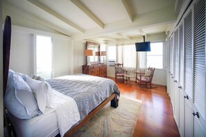 3 bedrooms, desk, WiFi, bed sheets