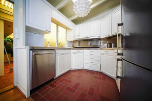 Kühlschrank, Mikrowelle, Herdplatte, Geschirrspüler