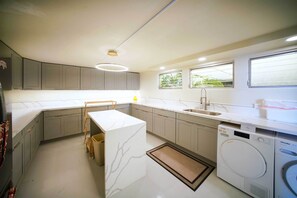 Kühlschrank, Mikrowelle, Herdplatte, Geschirrspüler