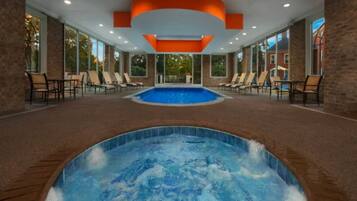 Een binnenzwembad, een verwarmd zwembad