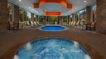 Alberca techada y alberca climatizada