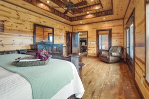 5 bedrooms, desk, Internet, bed sheets